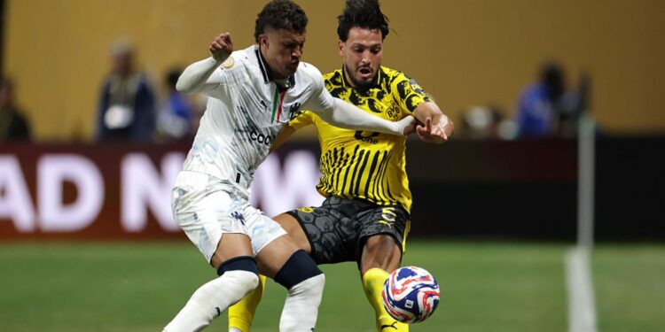 Lance de jogo entre Borussia Dortmund e Monterrey
