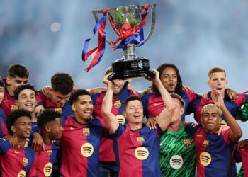 Jogadores do Barcelona levantam taça de LaLiga