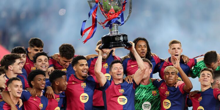 Jogadores do Barcelona levantam taça de LaLiga