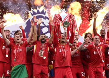 Jogadores do Liverpool levantam taça da Premier League