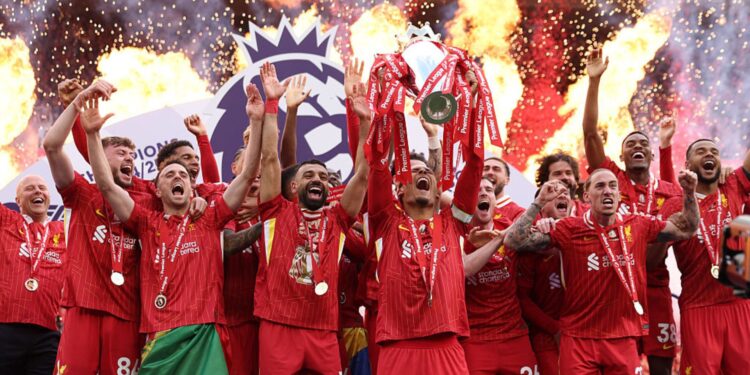 Jogadores do Liverpool levantam taça da Premier League