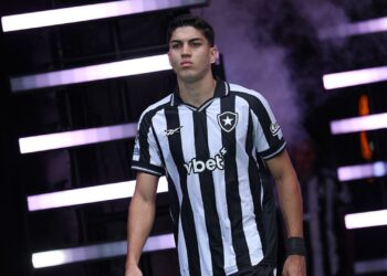 Jair, ex-Botafogo, antes de jogo contra o Palmeiras