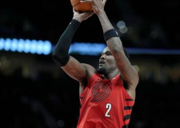 DeAndre Ayton, novo pivô dos Lakers