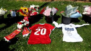 Camisa de Diogo Jota é estendida nos arredores de Anfield