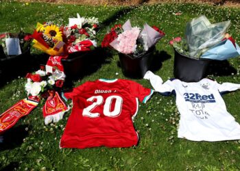 Camisa de Diogo Jota é estendida nos arredores de Anfield