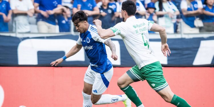 Lance de jogo entre Cruzeiro e Juventude