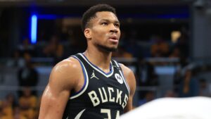 Giannis Antetokounmpo, do Milwaukee Bucks, durante jogo contra o Indiana Pacers