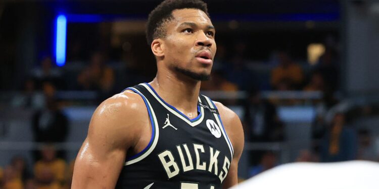 Giannis Antetokounmpo, do Milwaukee Bucks, durante jogo contra o Indiana Pacers
