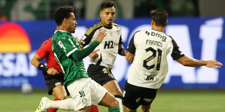 Lance de jogo entre Palmeiras e Atlético-MG