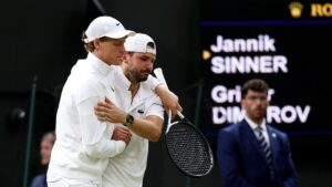 Jannik Sinner e Grigor Dimitrov se abraçam após partida em Wimbledon