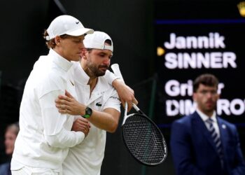 Jannik Sinner e Grigor Dimitrov se abraçam após partida em Wimbledon
