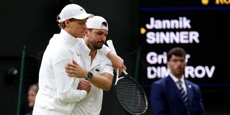 Jannik Sinner e Grigor Dimitrov se abraçam após partida em Wimbledon