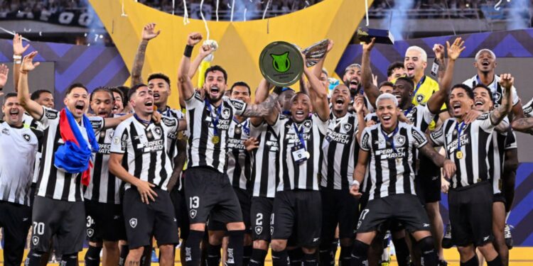 Jogadores do Botafogo levantam a taça do Brasileirão 2024