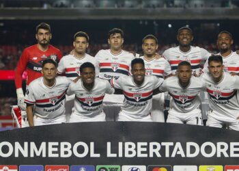 Jogadores do São Paulo posam para foto antes de jogo contra o Talleres