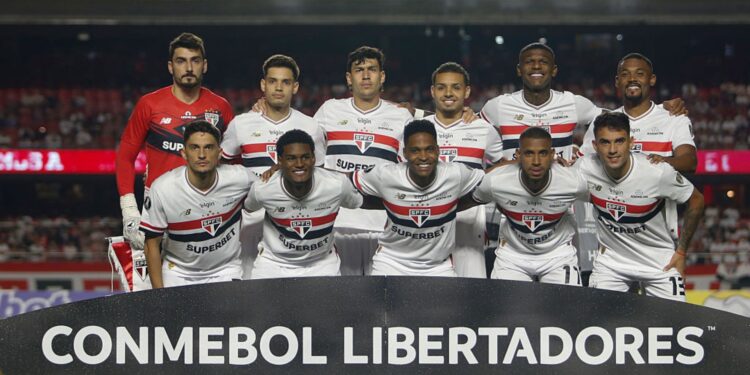 Jogadores do São Paulo posam para foto antes de jogo contra o Talleres