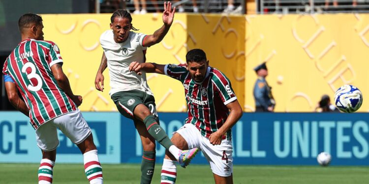 Lance de jogo entre Fluminense e Chelsea