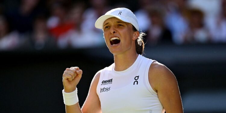 Iga Swiatek, tenista polonesa, comemora vitória em Wimbledon