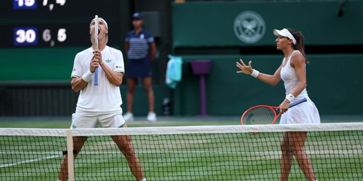 Luisa Stefani e Joe Salisbury durante final de duplas mistas de Wimbledon