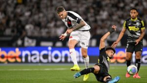 Lance de jogo entre Botafogo e Vasco, válido pelo Brasileirão 2024