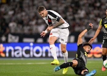 Lance de jogo entre Botafogo e Vasco, válido pelo Brasileirão 2024