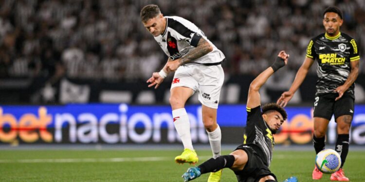 Lance de jogo entre Botafogo e Vasco, válido pelo Brasileirão 2024
