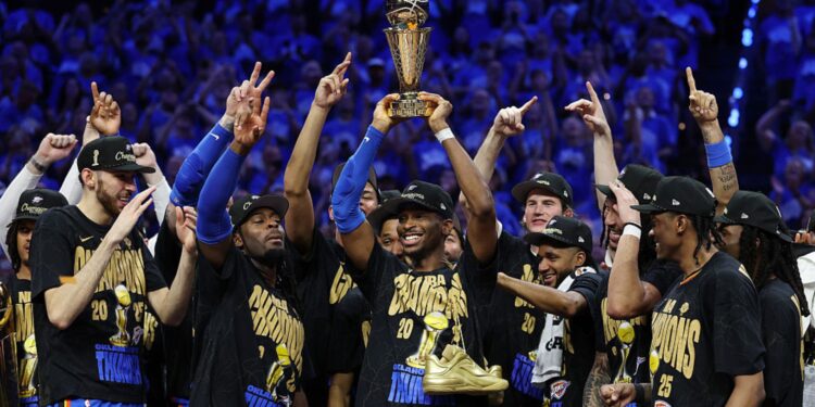 Jogadores do Oklahoma City Thunder comemoram título da NBA