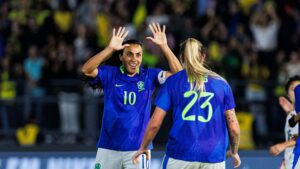 Jogadoras do Brasil comemoram gol marcado contra o Japão