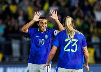 Jogadoras do Brasil comemoram gol marcado contra o Japão