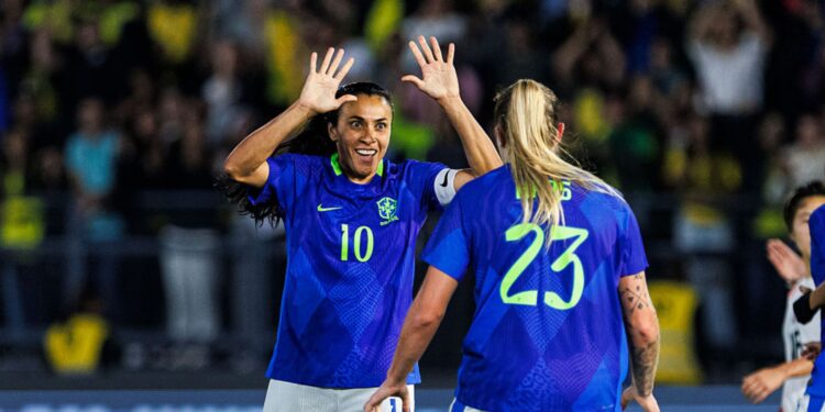 Jogadoras do Brasil comemoram gol marcado contra o Japão