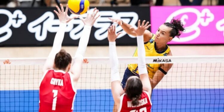 Lance de partida entre Brasil e Polônia pela VNL