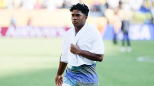 Endrick, do Real Madrid, antes de jogo contra o Borussia Dortmund