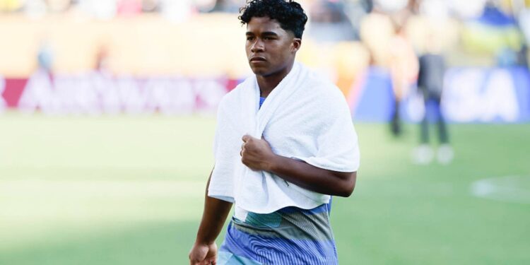 Endrick, do Real Madrid, antes de jogo contra o Borussia Dortmund