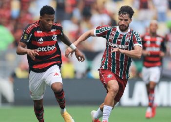 Lance de jogo entre Flamengo e Fluminense