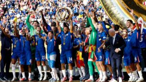 Jogadores do Chelsea levantam troféu da Copa do Mundo de Clubes