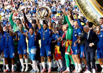 Jogadores do Chelsea levantam troféu da Copa do Mundo de Clubes