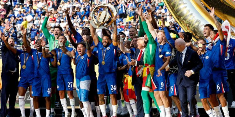Jogadores do Chelsea levantam troféu da Copa do Mundo de Clubes