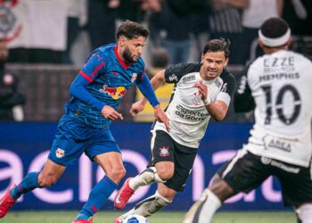 Lance de jogo entre Corinthians e RB Bragantino