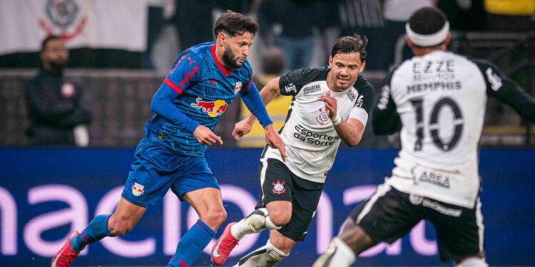 Lance de jogo entre Corinthians e RB Bragantino