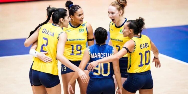 Jogadoras do Brasil comemoram vitória sobre a Polônia pela VNL