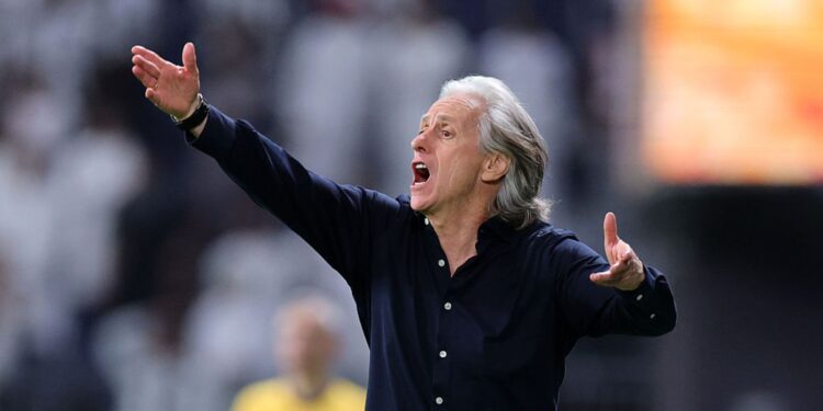 Jorge Jesus, ex-treinador do Al-Hilal, durante jogo contra o Al-Shabab