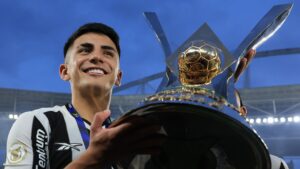 Thiago Almada, ex-Botafogo, levanta taça do Brasileirão 2024