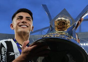 Thiago Almada, ex-Botafogo, levanta taça do Brasileirão 2024