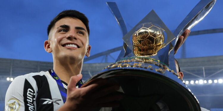 Thiago Almada, ex-Botafogo, levanta taça do Brasileirão 2024