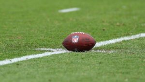 Bola de futebol americano em um campo