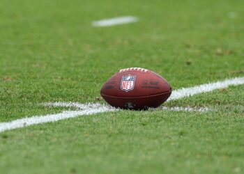 Bola de futebol americano em um campo