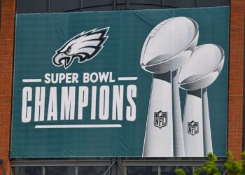 Banner celebra conquista do Super Bowl pelo Philadelphia Eagles