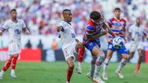 Lance de jogo entre Fortaleza e Bahia