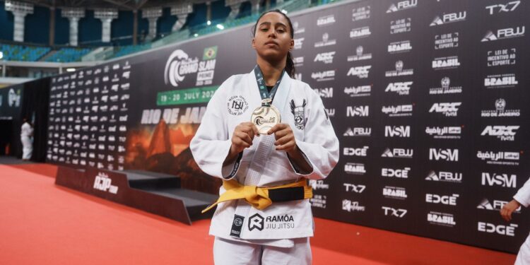 Yasmin Santana finalizou suas duas lutas e sagrou-se campeã - Foto: Marcell Fagundes (M8 Sports)