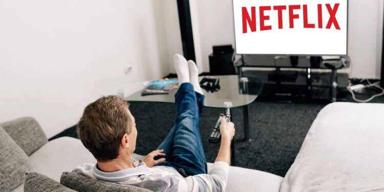 Homem assistindo netflix - Créditos: depositphotos.com / AndrewLozovyi