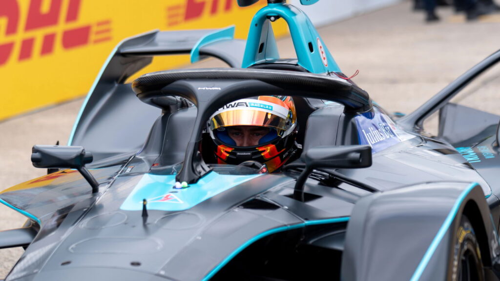 Pilotos escutam a equipe durante toda a corrida?